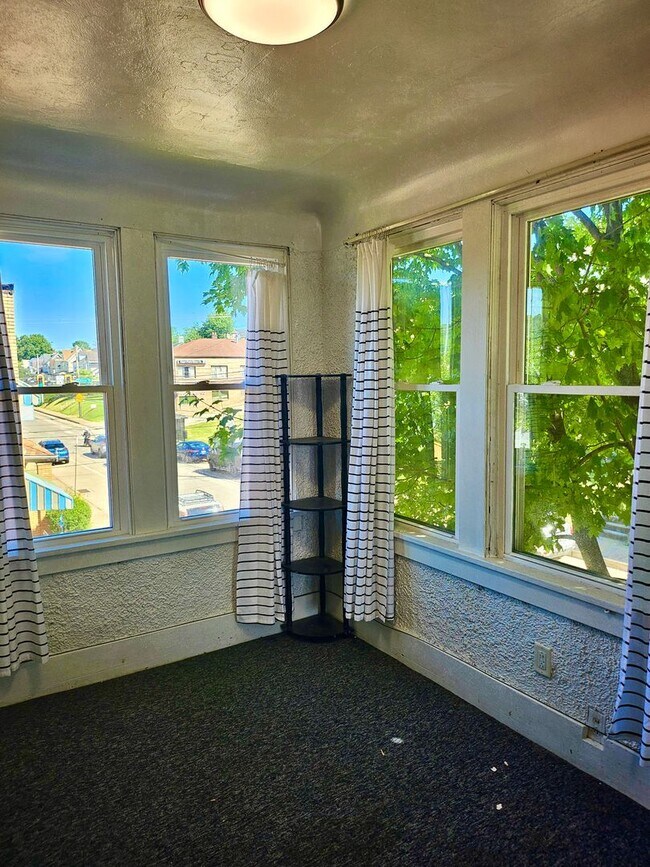 Building Photo - 627 5th Ave