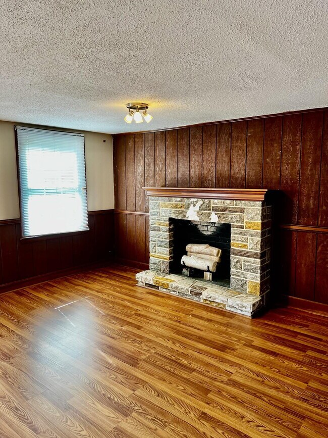 Building Photo - Charming 1-Bedroom Upstairs Unit in Dunn, NC!