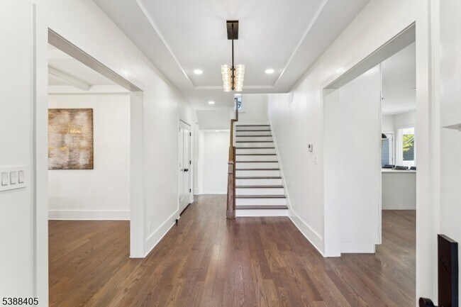 Building Photo - 648 E Broad St