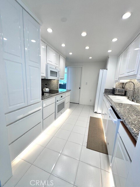 Building Photo - 601 Lido Park Dr