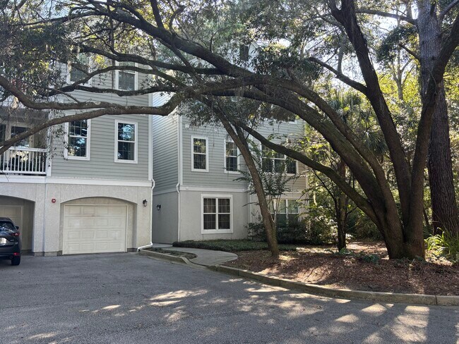 Fully furnished - 60 Fenwick Hall Allee