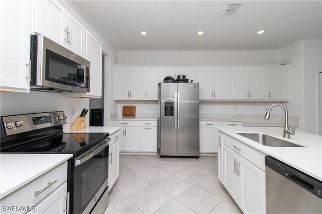 Building Photo - 2213 Avocado Ln