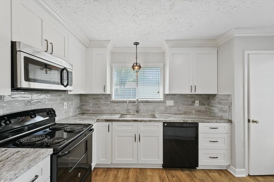 Building Photo - 16703 Pebbleglen Dr