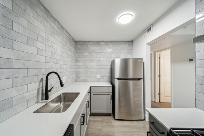 Building Photo - 1 Bed 1 Bath - Remodel