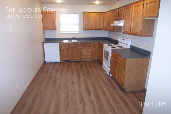 Building Photo - 1018 W Catalpa St