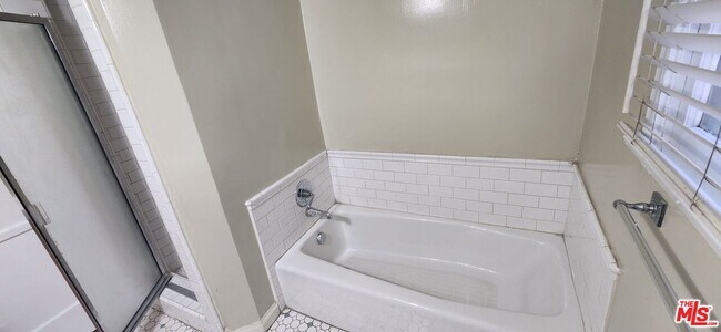 Building Photo - 1338 S Dunsmuir Ave