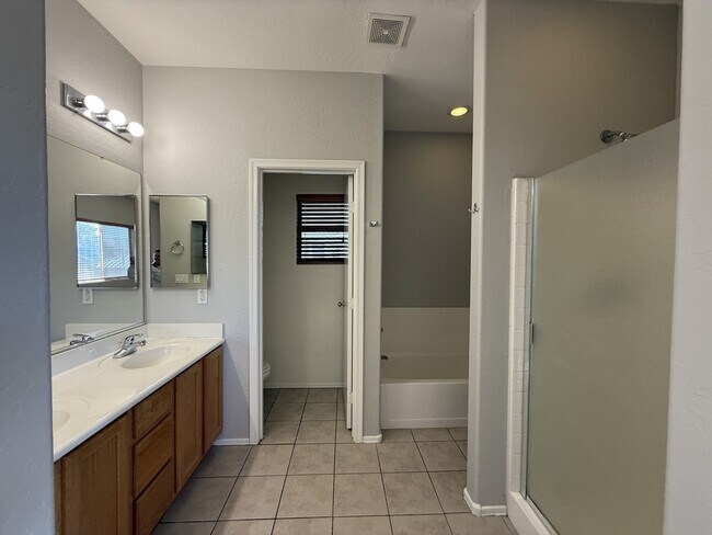 Building Photo - 2027 E University Dr