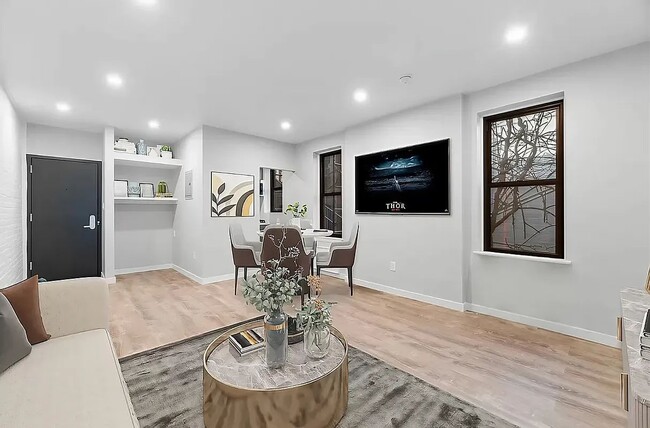 Building Photo - 453 W 48th St