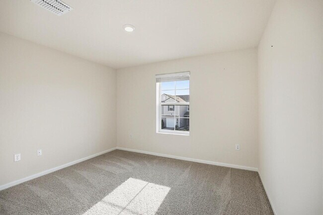 Building Photo - 165 Redbud Rd