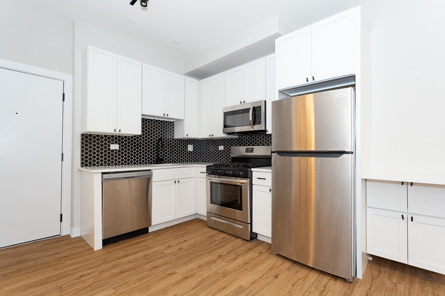 Building Photo - 661 W Wrightwood Ave
