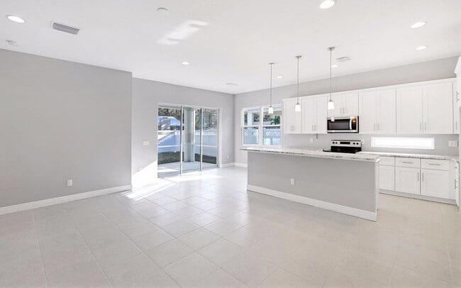 Building Photo - Like new 3/2/2 in small Bradenton community