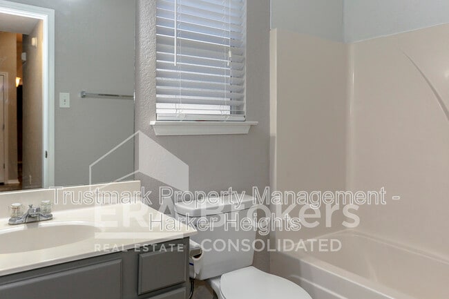 Building Photo - 1614 Twisted Oak Dr