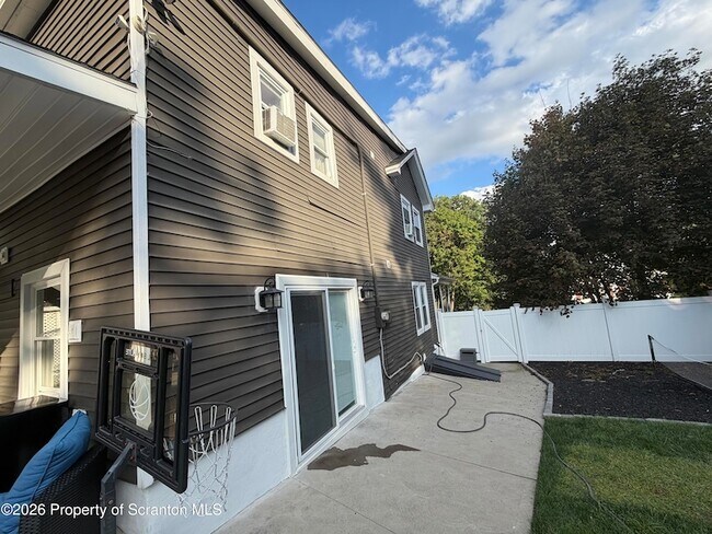 Building Photo - 513 N Garfield Ave