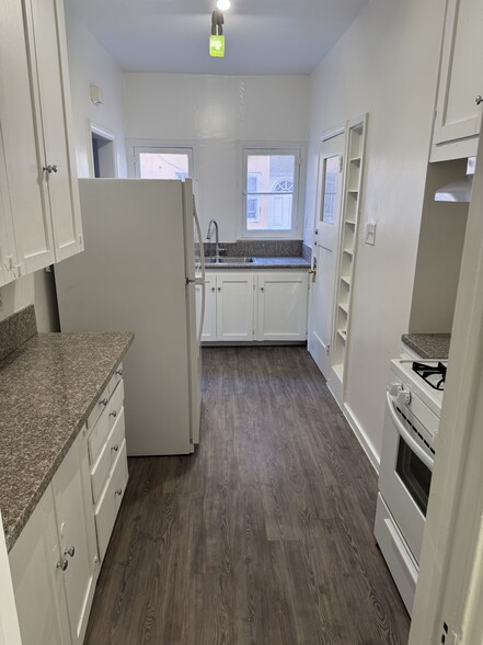 Kitchen - 1221 Stearns Dr