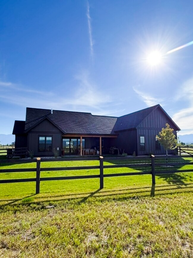 Building Photo - Luxury Modern Farmhouse on 2.5 Fenced Acres