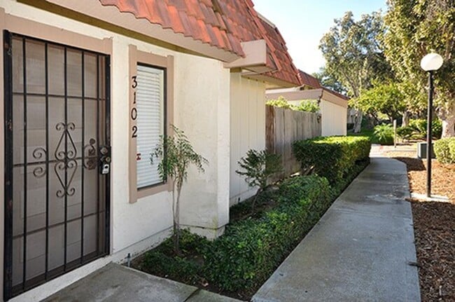 Primary Photo - Lovely single level end unit in Tanglewood...