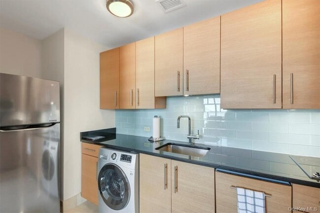 Building Photo - 1 Renaissance Square