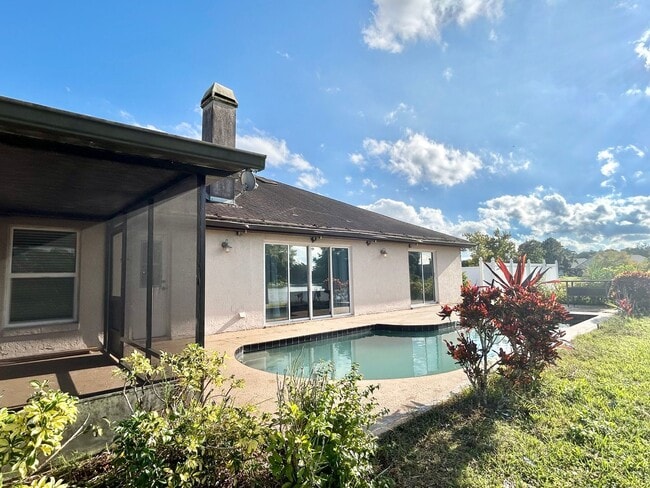 Building Photo - Waterfront Pool Home in Waterford Lakes