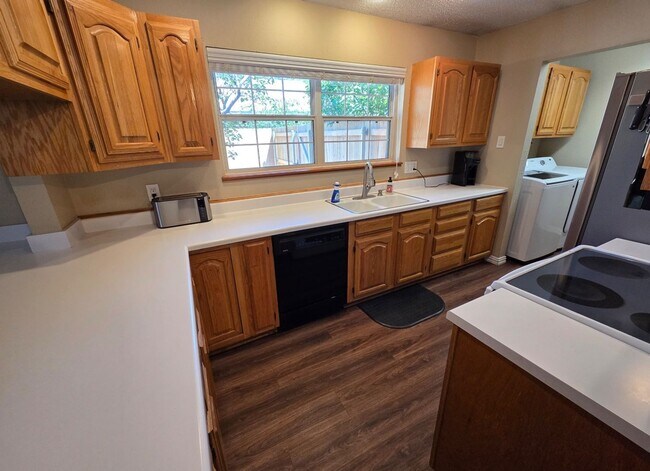 Building Photo - Stunning 3bd/2ba home with gorgeous yard and bonus living space! Coming Soon!