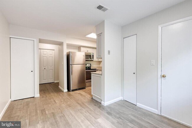 Building Photo - Welcome to contemporary luxury living in this beautifully renovated 2bd 2.5bth penthouse condo