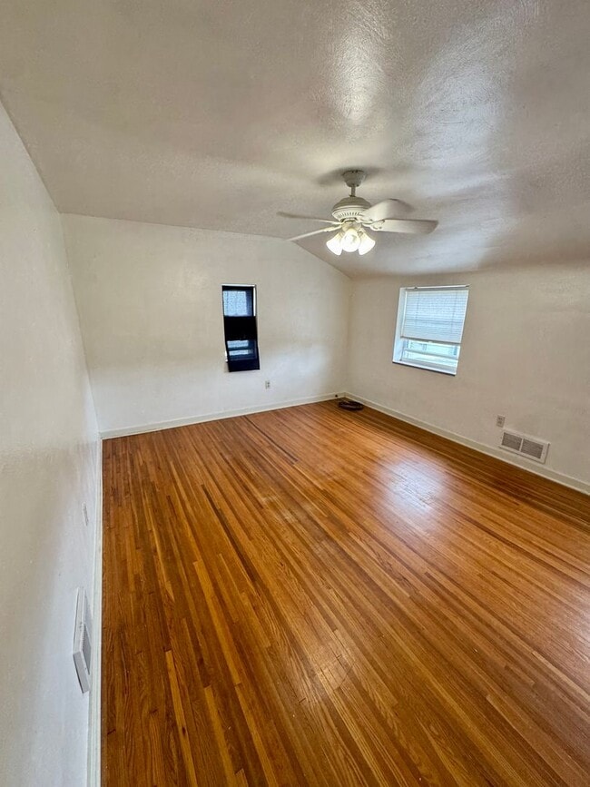 Building Photo - Charming 2 Bed 1 Bath in Beechview!
