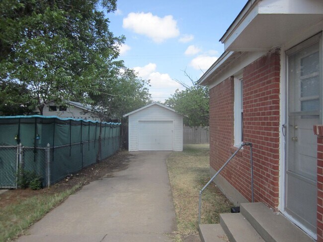Building Photo - 106 S Palo Duro St