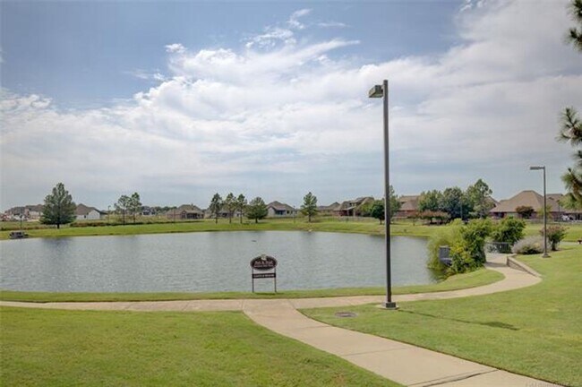 Building Photo - Spacious 4 Bed | 2 Bath | Large backyard | Bixby