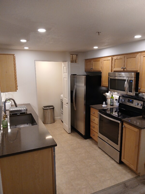 Building Photo - 720 NW 185th Ave