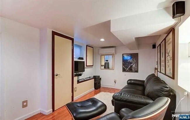 Building Photo - 112 Tenafly Rd