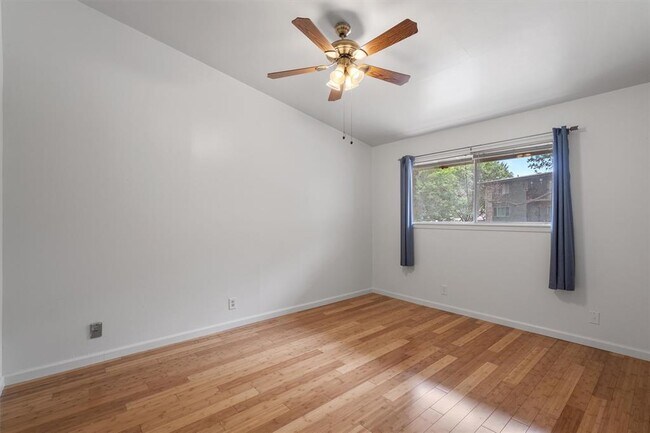 Building Photo - 1304 Mariposa Dr