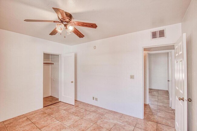 Building Photo - 1304 E Linden St