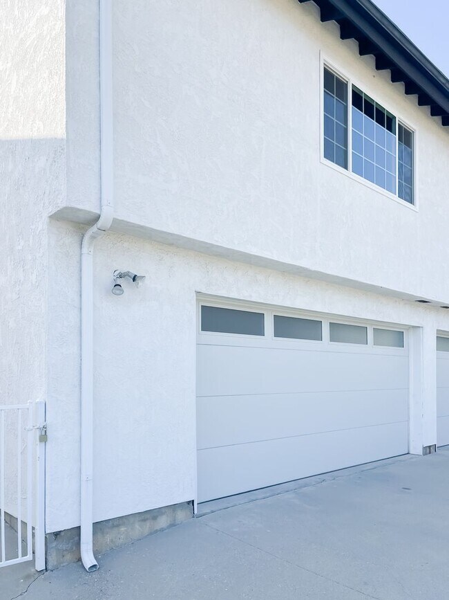 Building Photo - Breathtaking 2-Bedroom Townhome with 2-Car...