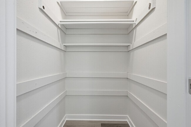 Building Photo - All Brick Home & Large Yard in Niceville!