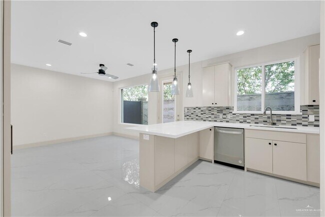 Building Photo - 15 Canary Ave