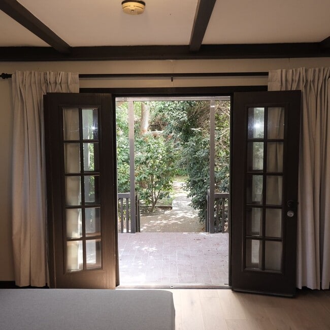Building Photo - SPACIOUS MANSION WITH 2 PRIVATE ROOMS *FOR...