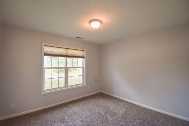 Building Photo - 5 Bedroom 3 Bathroom- Small Pets Okay