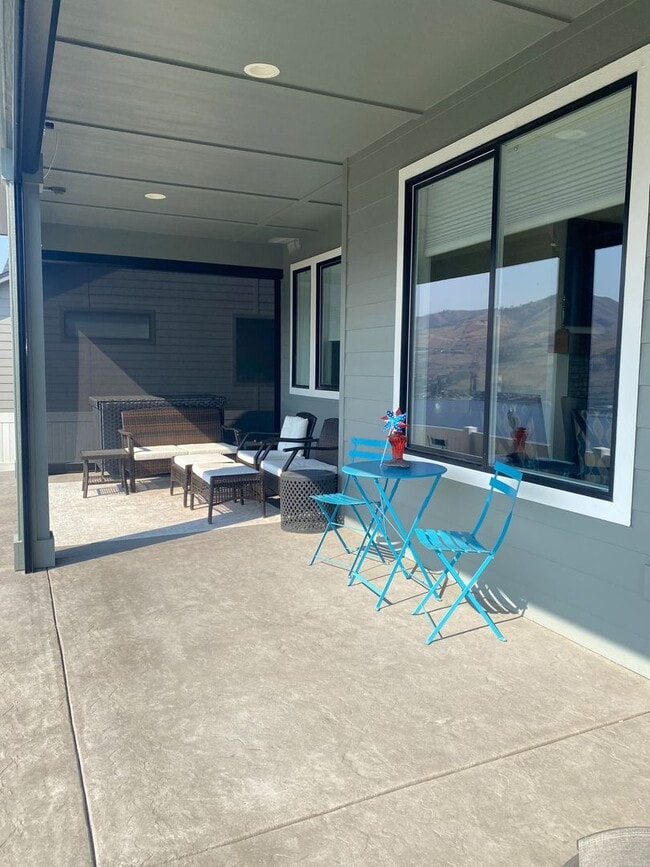 Building Photo - 3 Bedroom, 2 Bath with Spectacular Views o...