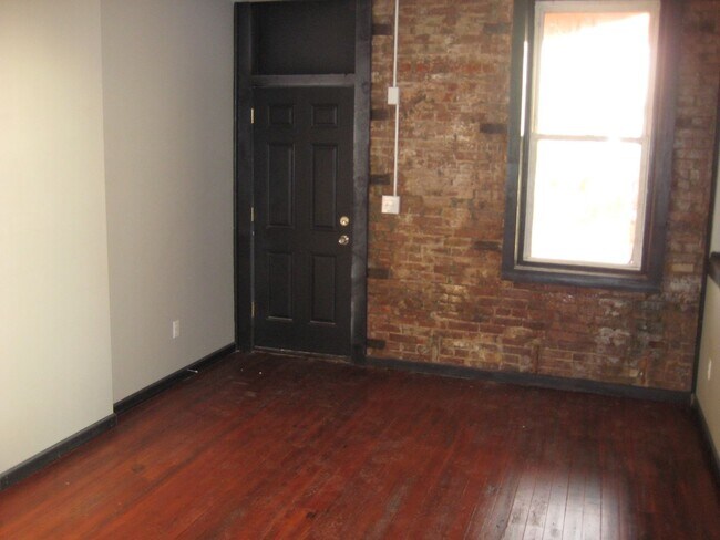 Building Photo - 2 BEDROOM UPDATED ALL ELECTRIC UNIT IN THE GROVE