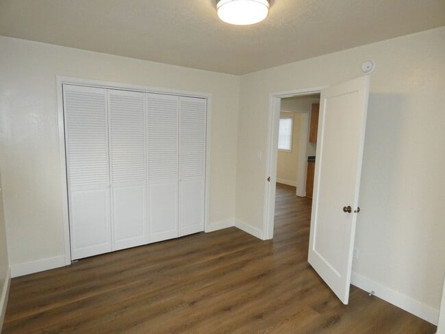 Building Photo - 330 E 6th St