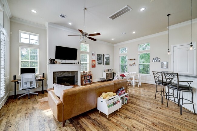 Building Photo - 8932 Lakeshore Bend Dr