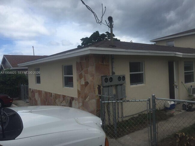 Building Photo - 726 21st St