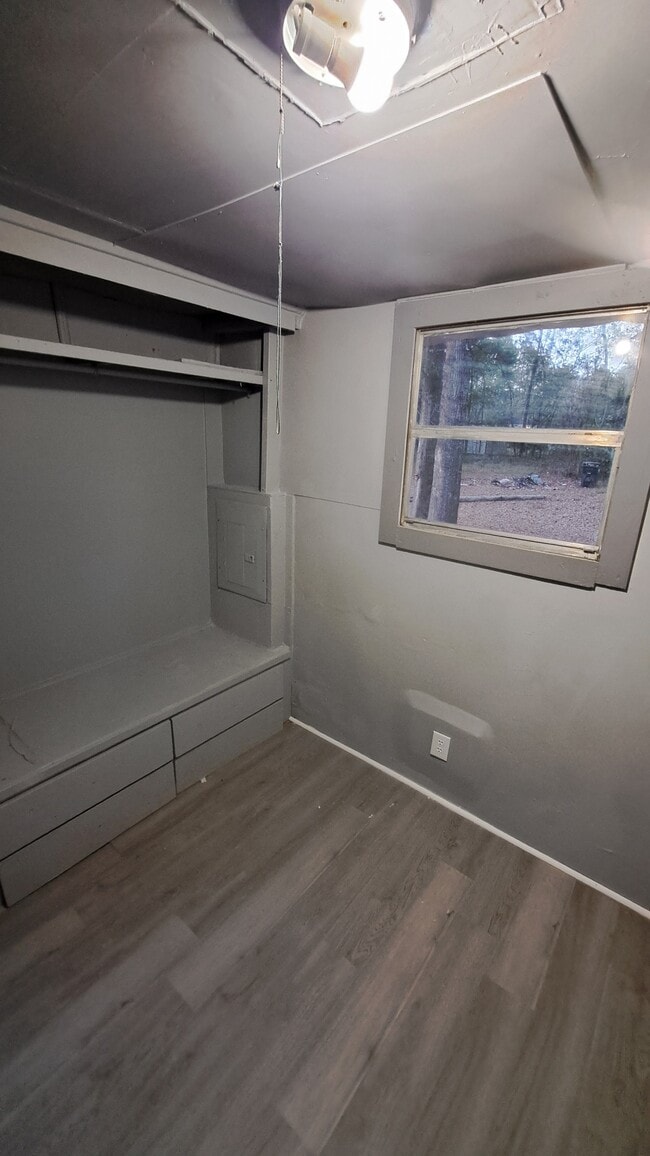 Building Photo - 613 4th St