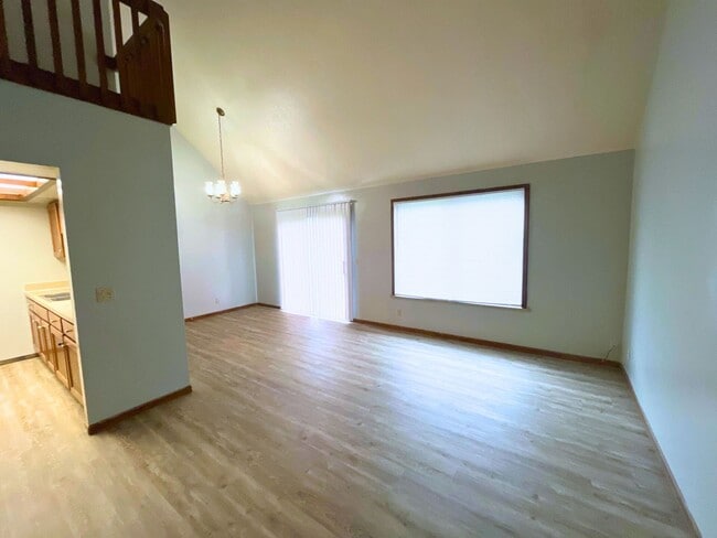 Building Photo - Spacious Living Room