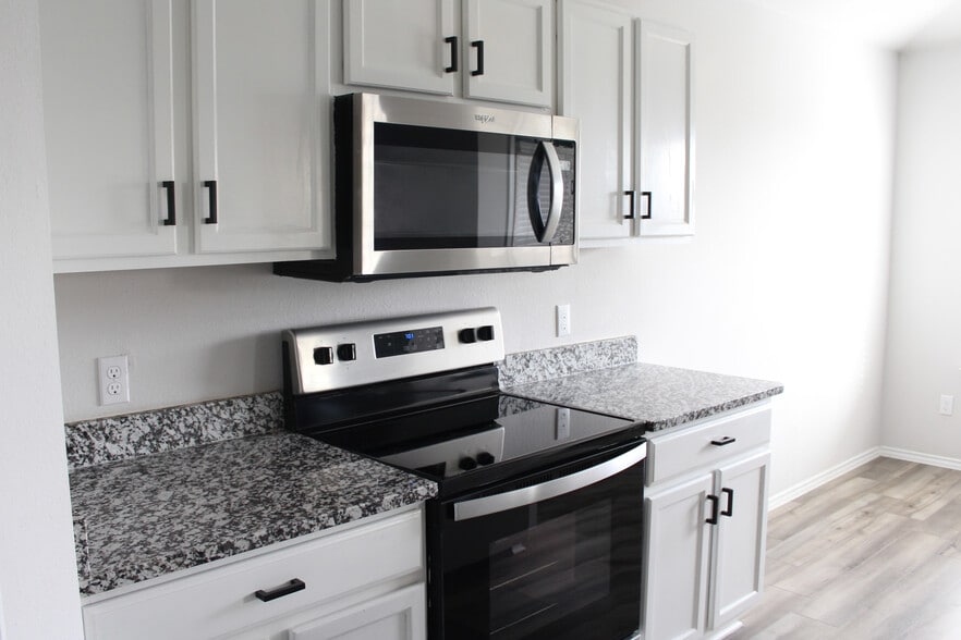 Building Photo - 1013 Velvet Ct