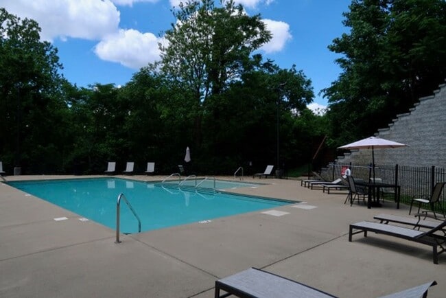 Building Photo - Studio Apartment in Melrose Heights- Close...