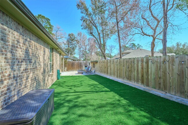 Building Photo - 12635 Lakeshore Dr