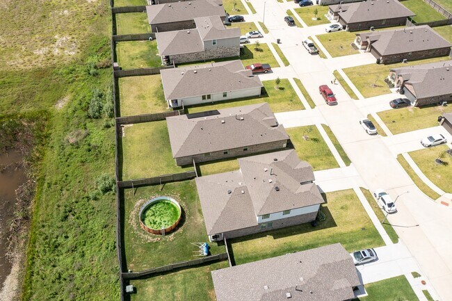 Building Photo - 607 Hidden Brk Dr