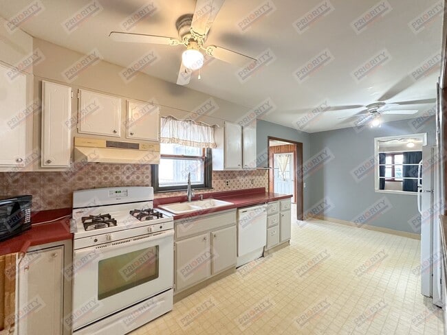 Building Photo - COZY House For Rent In Moorcroft