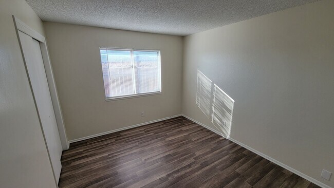 Building Photo - Nice 3 bedroom / 2 bathroom House with lot...