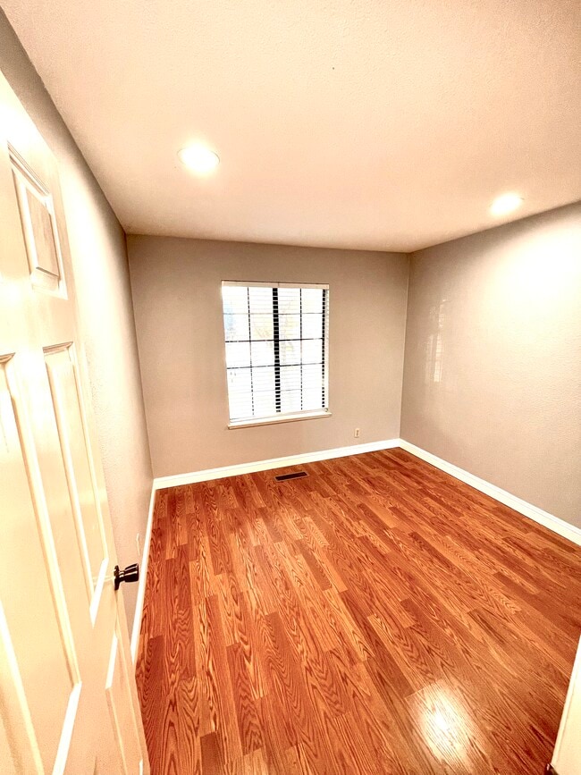 Building Photo - 3520 Pleasant Knl Dr